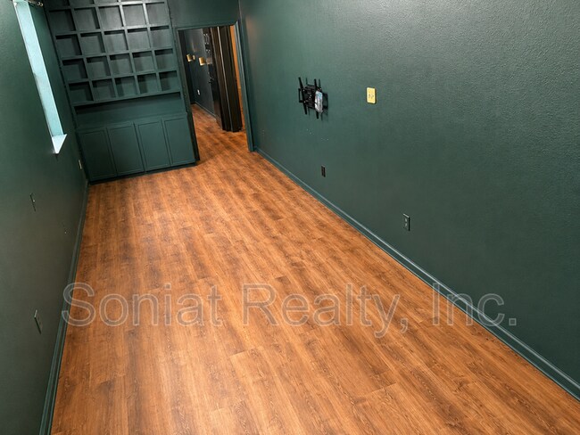 Building Photo - 1461 N Robertson St