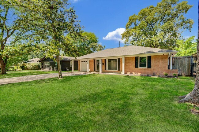 Building Photo - 2006 Gardenia Dr