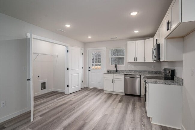 Building Photo - Luxury 3BR Townhome in Hickory – First Mon...