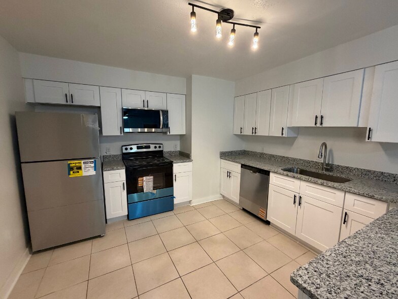 Building Photo - 6226 SW 10th Pl