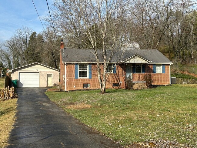 Building Photo - 3 Bdrm/1 Bath Brick Home  Kingsport TN