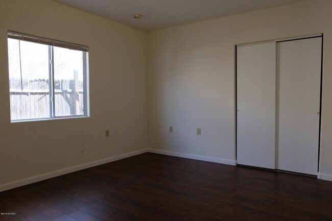 Building Photo - 3144 E Monte Vista Dr