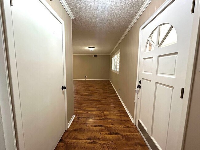 Building Photo - 613 W Redbud Dr