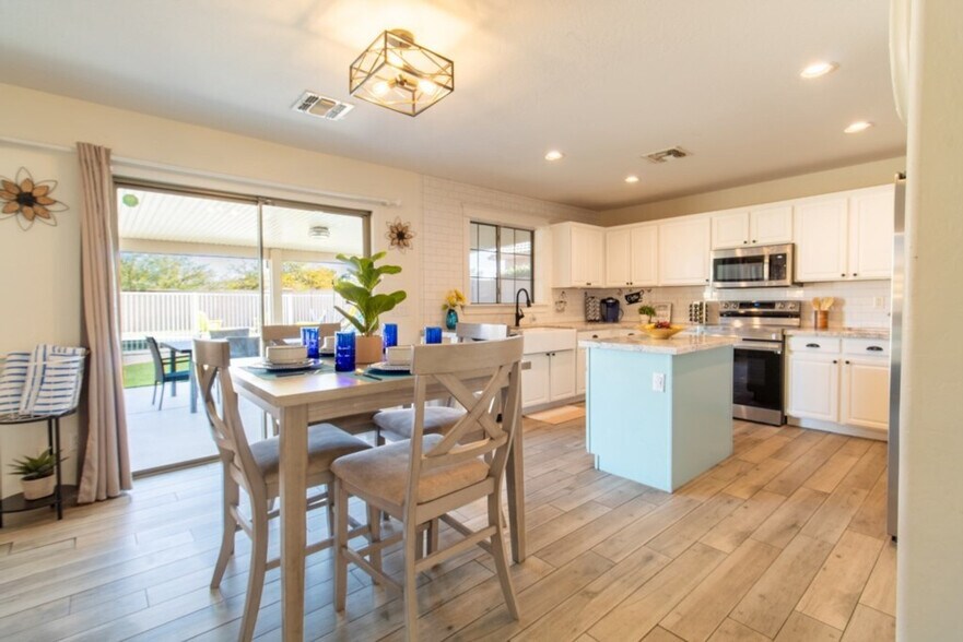 Building Photo - 1550 N Desert Willow St