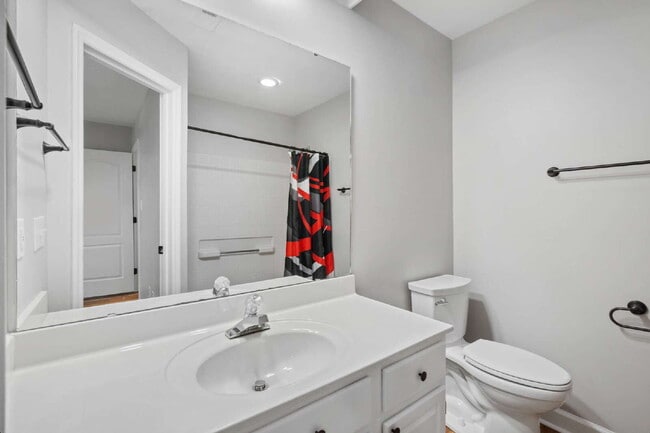 Building Photo - Stunning North Raleigh Townhome