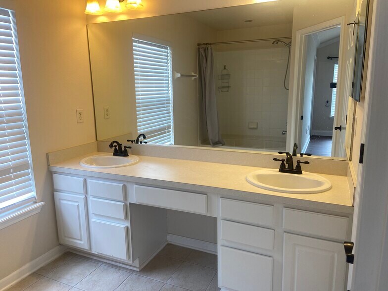 Building Photo - 4115 Crownwood Dr