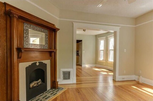 Building Photo - Big Character. Smart Size. Walk to Switchback.
