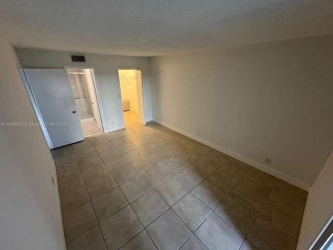 Building Photo - 161 Lakeview Dr