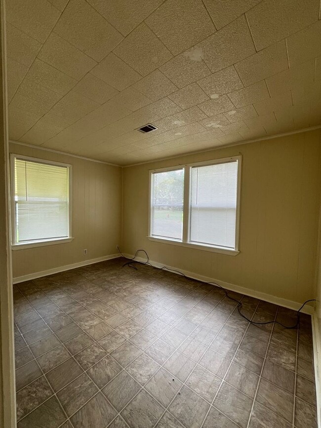 Building Photo - 2 Bedroom 1 bathroom -Central air and Heat