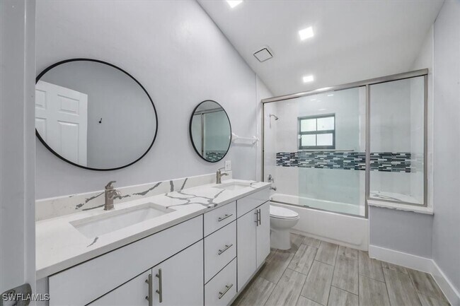 Building Photo - 6161 Waxmyrtle Way