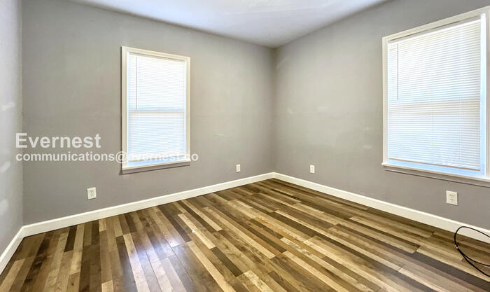 Building Photo - 1402 E 65th St