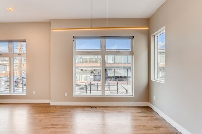 Building Photo - Sunnyside 3 Bedroom Townhomes for Rent