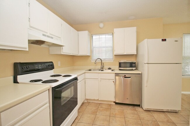 Building Photo - Charming 3-Bedroom, 2-Bath Brick Townhome ...
