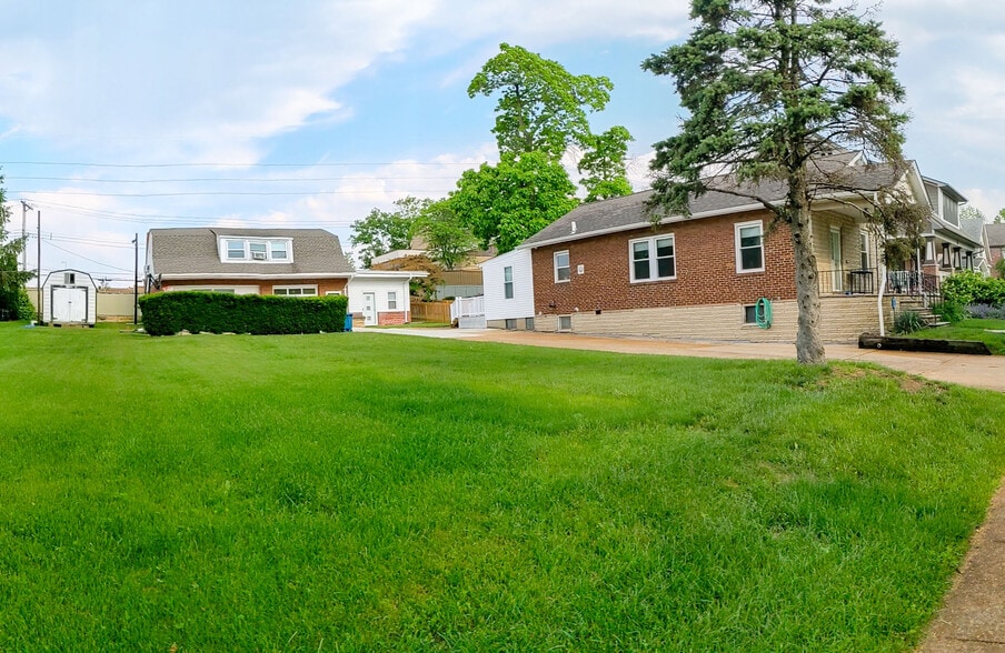Available side yard for children to play - 1101 Yale Ave
