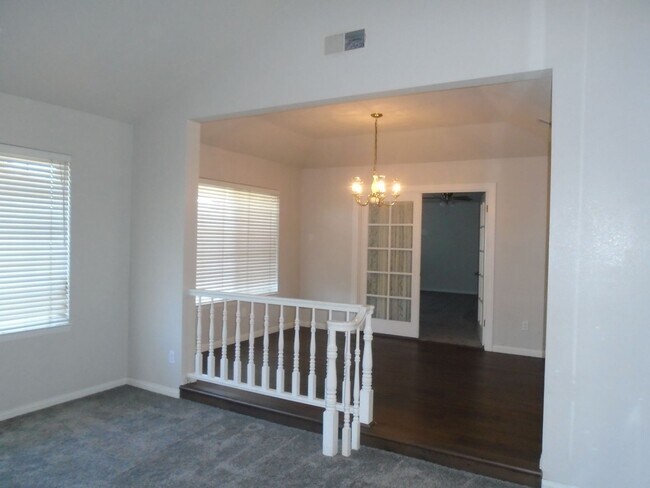 Building Photo - NW - CUSTOM HOME WITH POOL!!