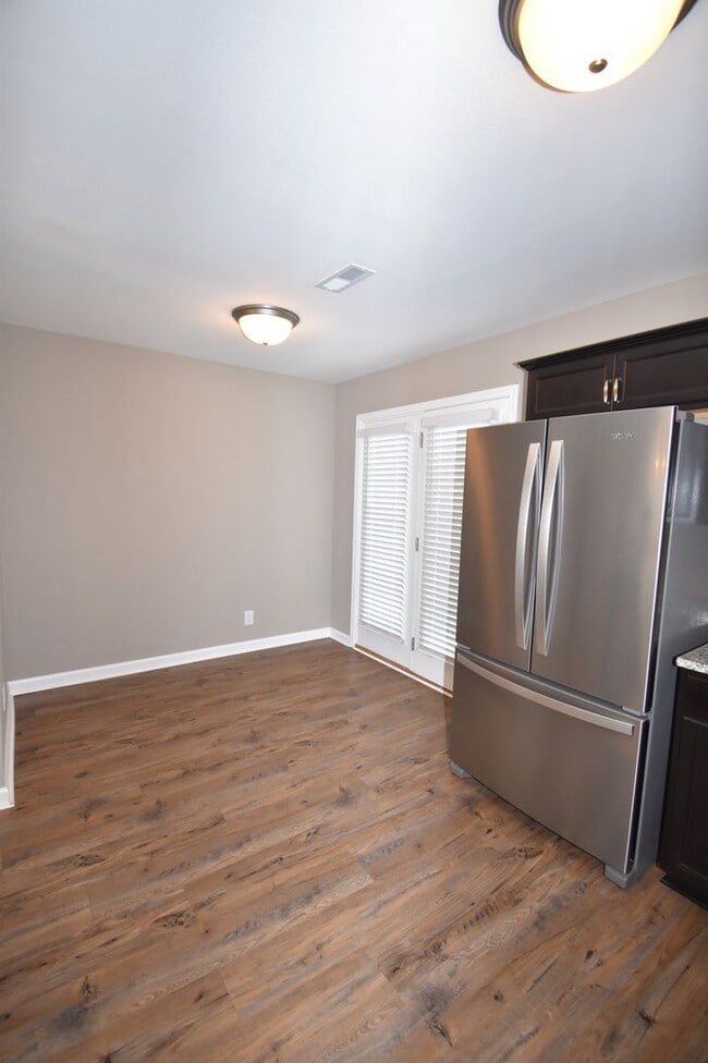 Building Photo - 2 bedroom Dog Friendly Condo For Rent Near...