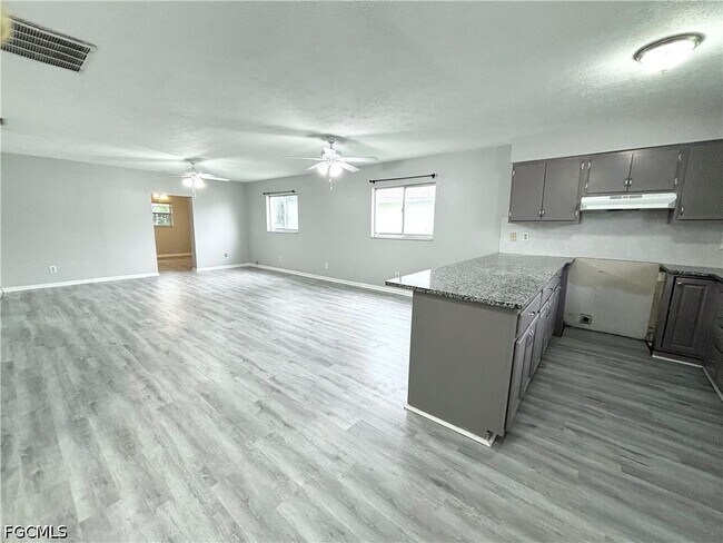 Building Photo - 1720 SE Santa Barbara Pl