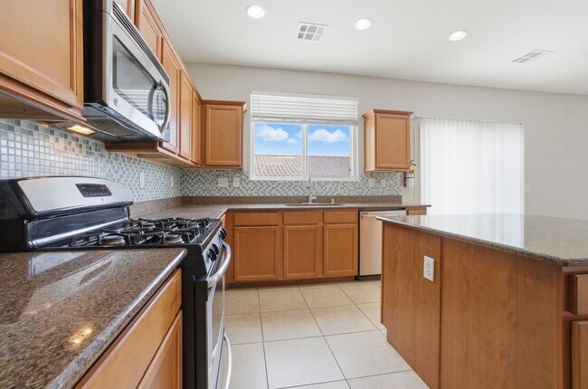 Building Photo - 4 Bedroom House in a Northeast Gated Community