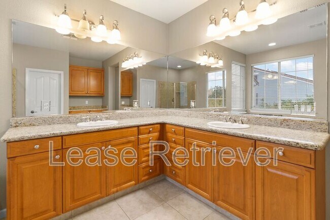 Building Photo - 265-269 S Sonrisa St