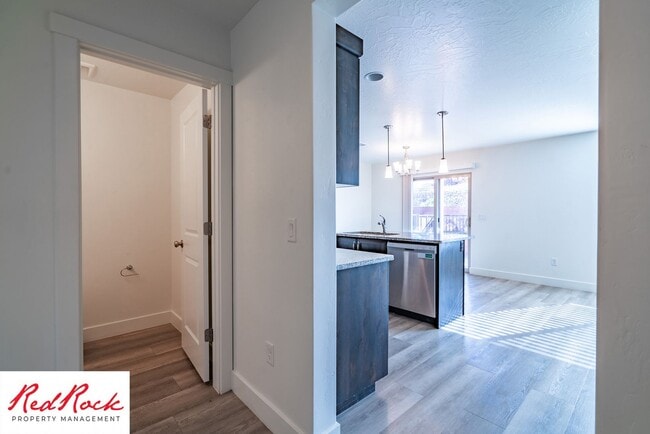 Building Photo - 4 Bed/2.5 Bath Townhome in Desert Bluff!