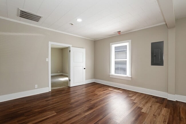 Building Photo - Recently Renovated Three bedroom Home!