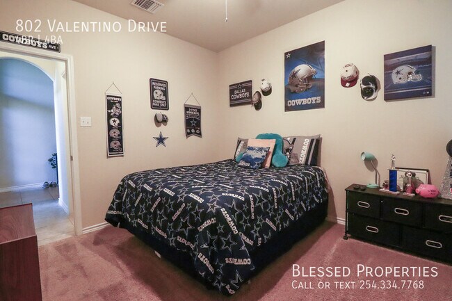 Building Photo - 802 Valentino Dr
