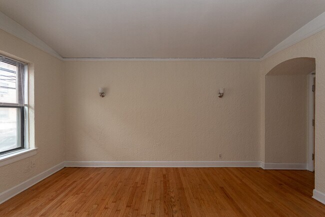 Building Photo - 539 W Arlington Pl