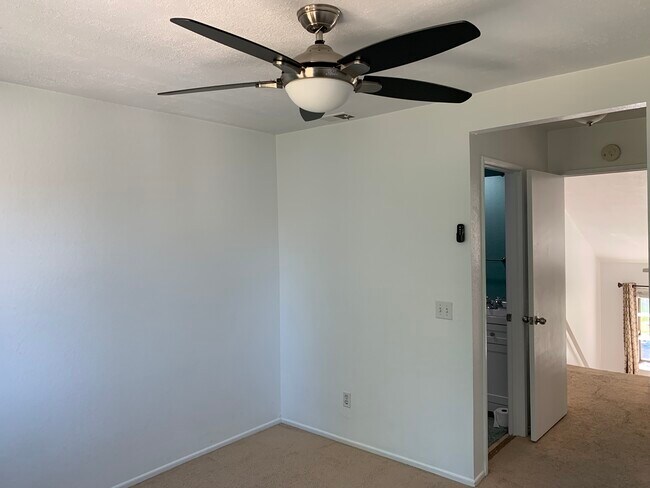 Building Photo - 10021 Paseo Montril