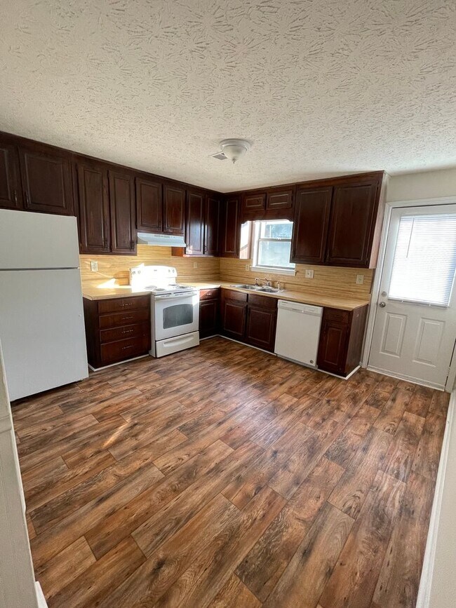 Building Photo - 6841-6841 Selman Dr