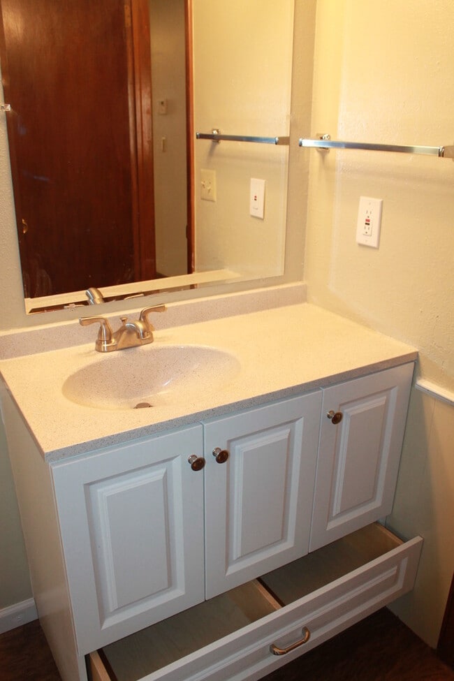 Building Photo - Move in Special!!  $500 off 2nd Month's rent!