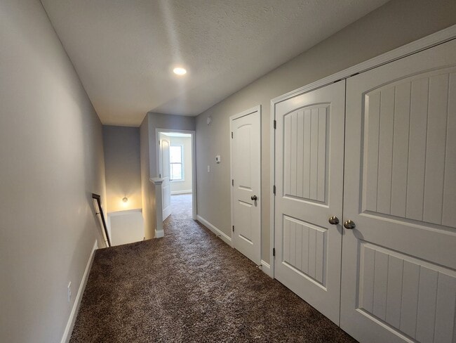 Building Photo - 3 Bedroom 3 Bath End Unit Townhome