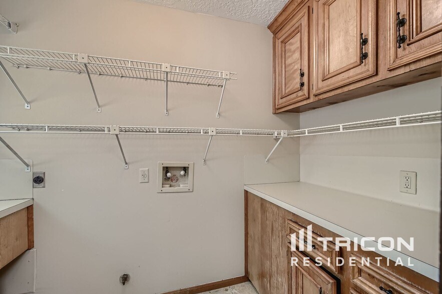 Building Photo - 2118 Waterfall Dr