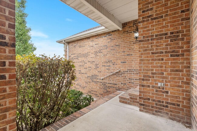 Building Photo - 717-719 E Watermill Cir