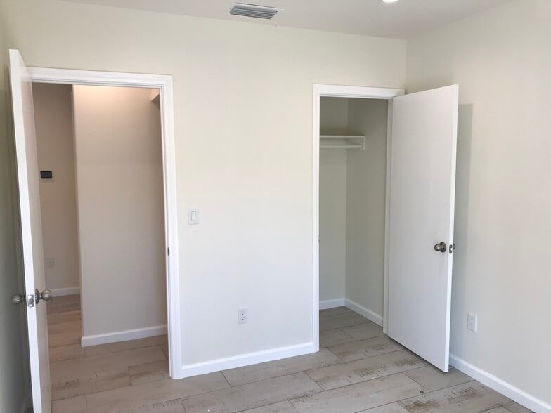 Building Photo - 10166 Petit Ave