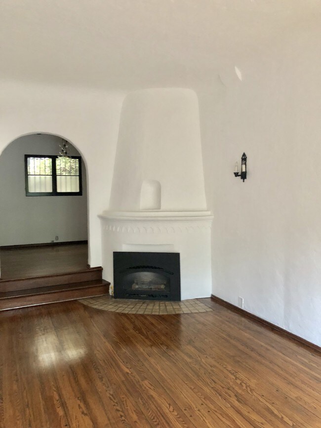 Building Photo - 1515 N Hayworth Ave