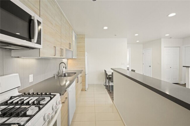 Building Photo - 11716 Paso Robles Ave