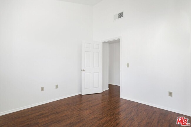 Building Photo - 1753 N Kenmore Ave