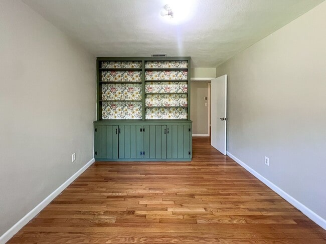 Building Photo - Centrally Located 3BR/2BA House - Availabl...