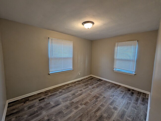 Building Photo - Lovely on Lorna