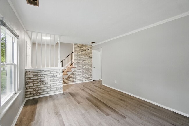 Building Photo - Mangold Real Estate - Conveniently Located...