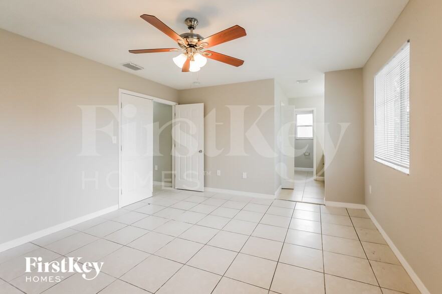 Building Photo - 10561 SW 161st Ave