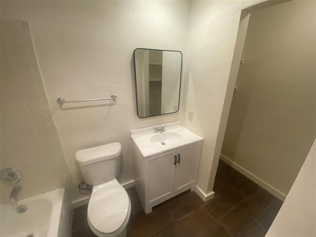 Building Photo - Spacious 3/2 duplex with a garage