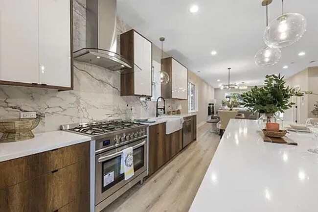 Building Photo - 5901 W Erie St