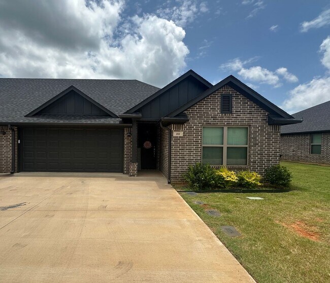 Building Photo - Country Heights #202