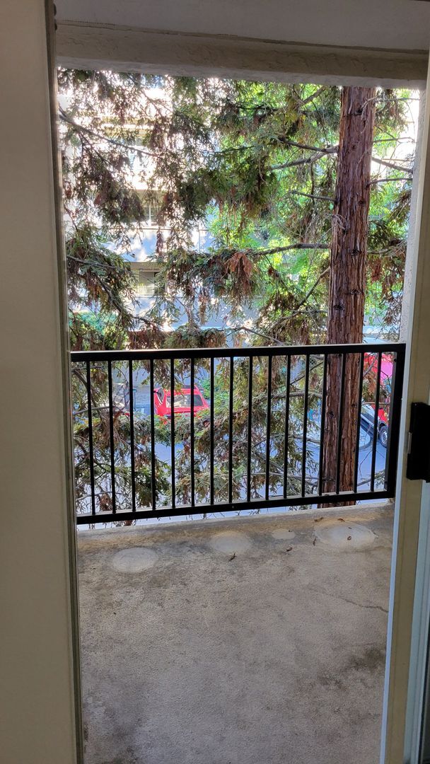 Building Photo - Spacious 1 Bedroom with great walking score