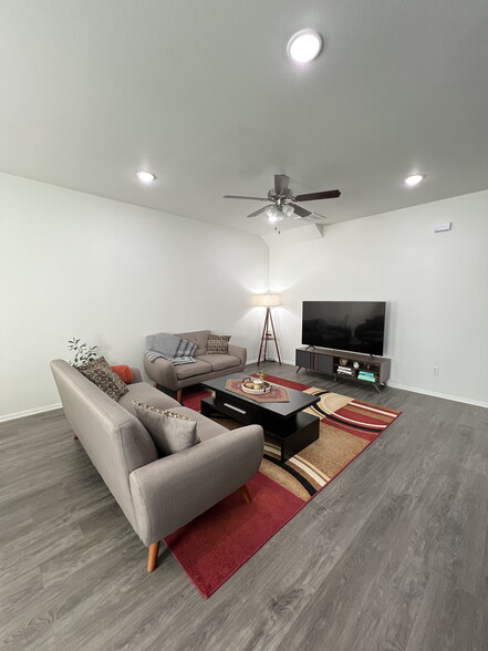 Building Photo - 1018 S Benchmark Ln