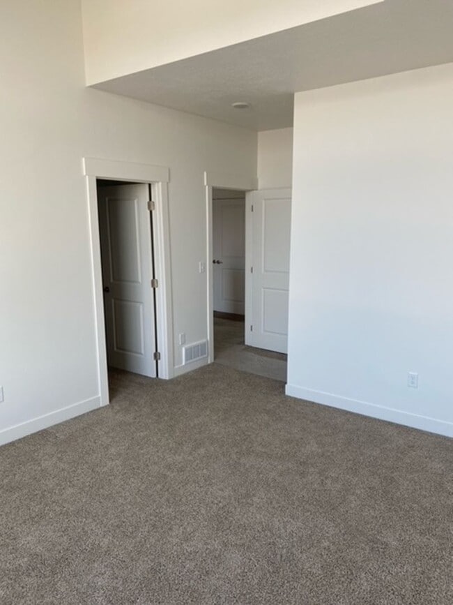 Building Photo - Spacious Town Home