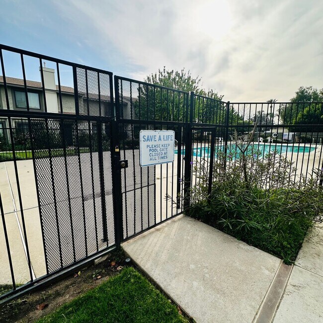 Building Photo - Newly Renovated 2 Bed / 2.5 Bath Townhome in North Hills