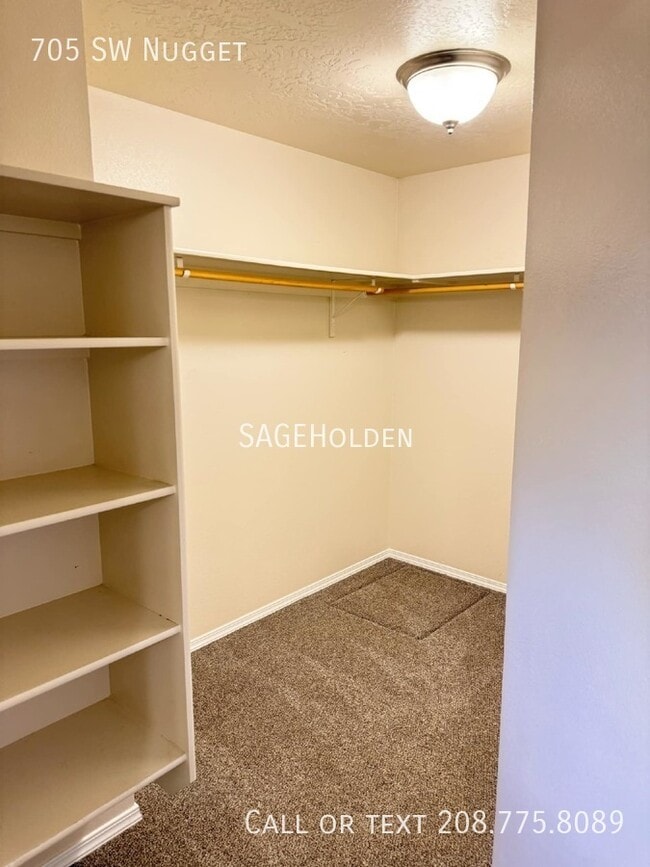 Building Photo - 705 SW Nugget-