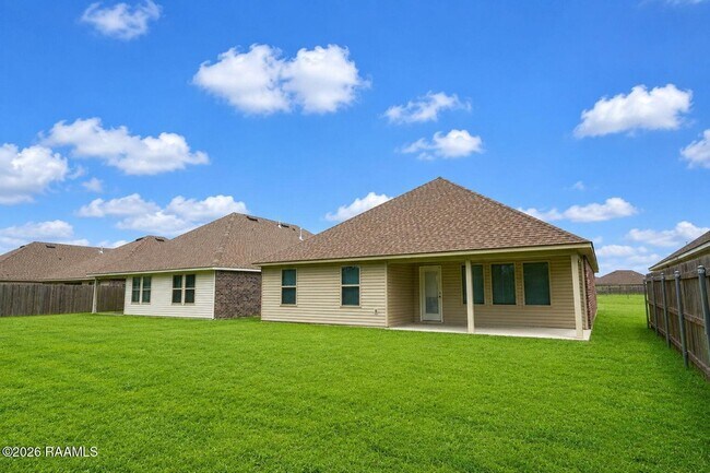 Building Photo - 105 Still Lk Dr